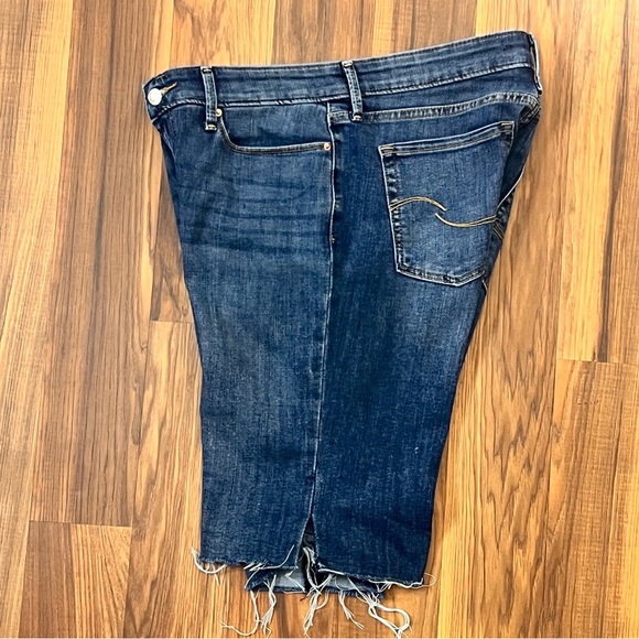 Signature by Levi Strauss Mid Rise Bermuda Stretch Jean Shorts – Size 28 - Picture 9 of 15